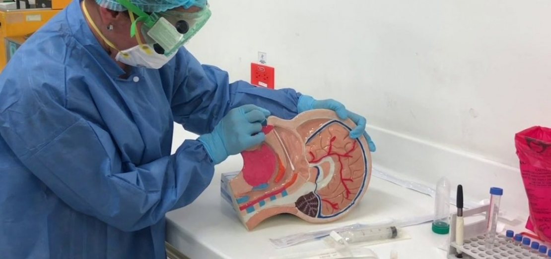 Covid 19 El Ministerio de Salud provincial informo a la Defensoria del Pueblo que no resulta recomendable la realizacion de hisopados a embarazadas asintomaticas y personas que requieran de una cirugi...
